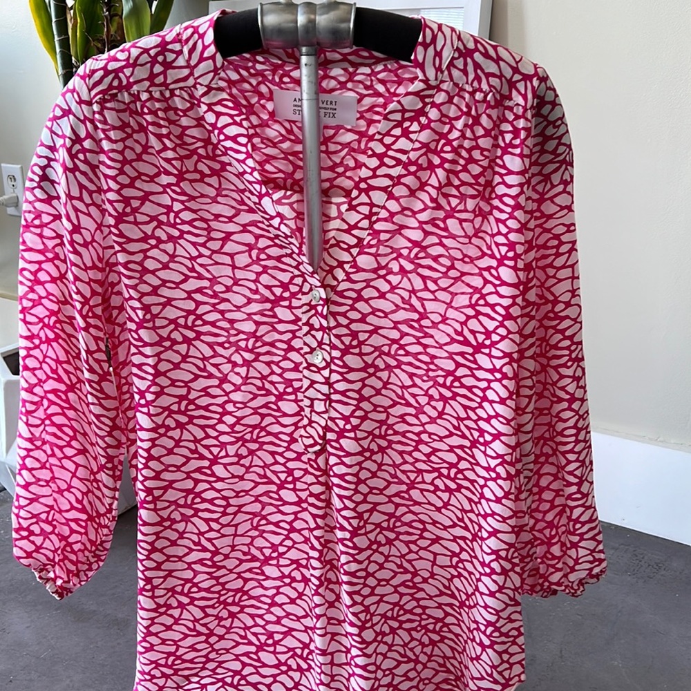 Classic long two button tunic. 3/4 length sleeves.
